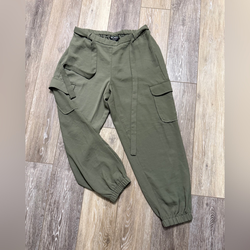 SoHo lightweight green pants size S
Measurements posted.